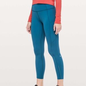 Lululemon Fast & Free 7/8 Tight II *Nulux 25"
Carbon Blue size 6
